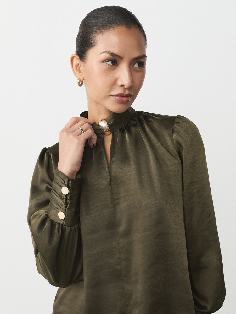 Verde cáqui - Gold Hardware Long Sleeve Satin Blouse - Imagem 4 de 4