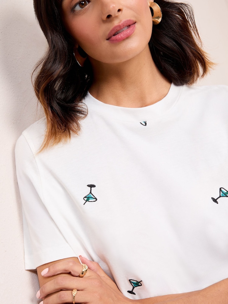 Martini de Marfim - Camiseta bordada com gola redonda Friends Like These Easy - Imagem 2 de 4