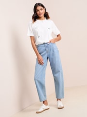 Martini de Marfim - Camiseta bordada com gola redonda Friends Like These Easy - Imagem 3 de 4