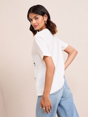 Martini de Marfim - Camiseta bordada com gola redonda Friends Like These Easy - Imagem 4 de 4