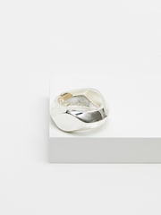 Brazalete con diseño angular abovedado de Jon Richard. - Imagen 3 de 3