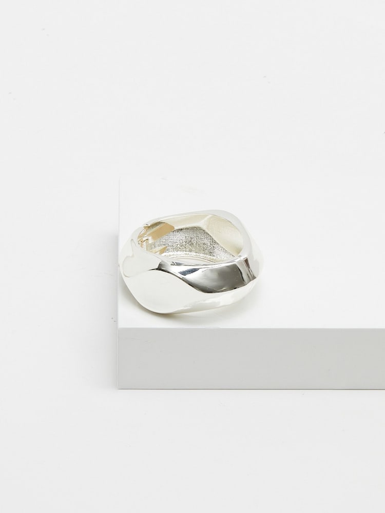 Brazalete con diseño angular abovedado de Jon Richard. - Imagen 3 de 3