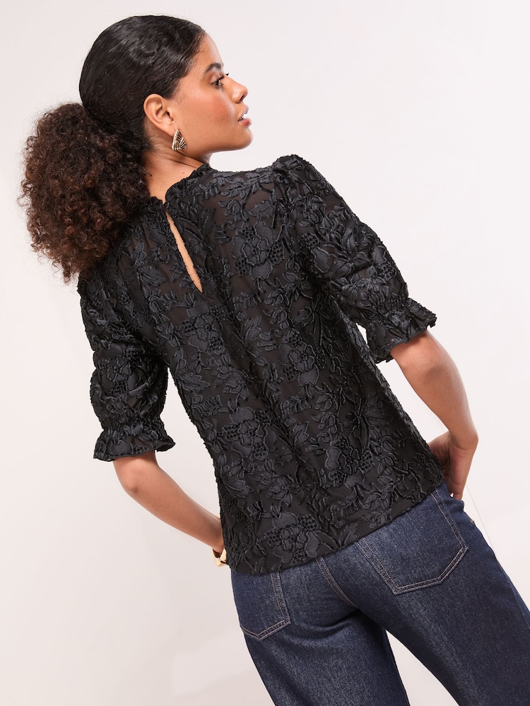 أسود - Lipsy Burnout Keyhole Detail Puff Sleeve Top - صورة 2 من 4 أسود - Lipsy Burnout Keyhole Detail Puff Sleeve Top - صورة 2 من 4