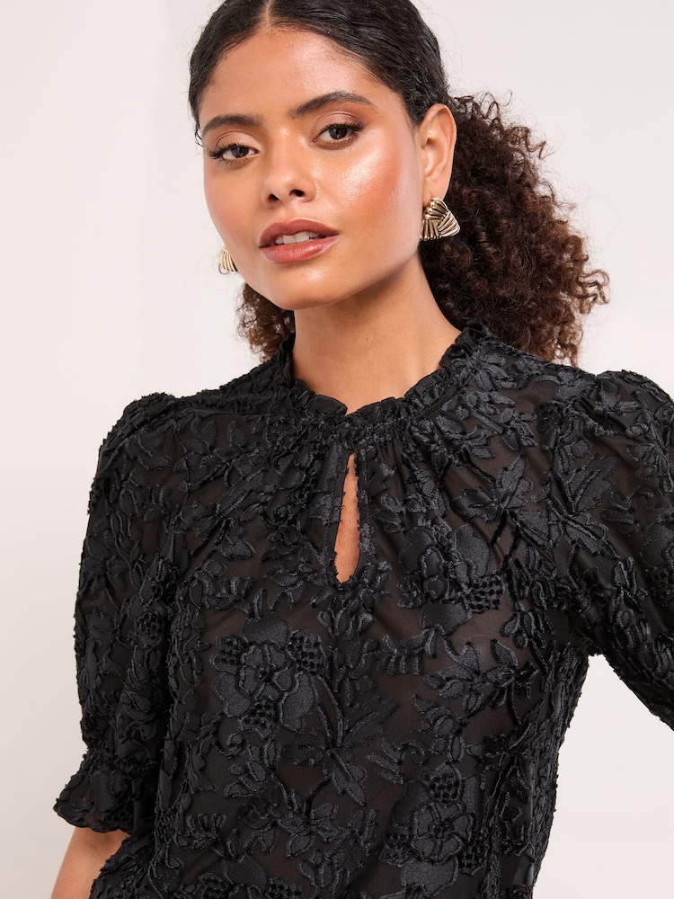 أسود - Lipsy Burnout Keyhole Detail Puff Sleeve Top - صورة 4 من 4 أسود - Lipsy Burnout Keyhole Detail Puff Sleeve Top - صورة 4 من 4