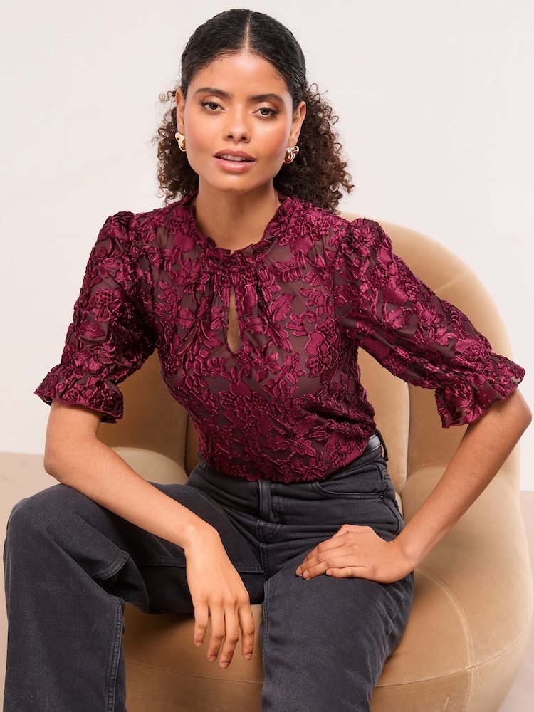 عنابي - Lipsy Burnout Keyhole Detail Puff Sleeve Top - صورة 1 من 4 عنابي - Lipsy Burnout Keyhole Detail Puff Sleeve Top - صورة 1 من 4