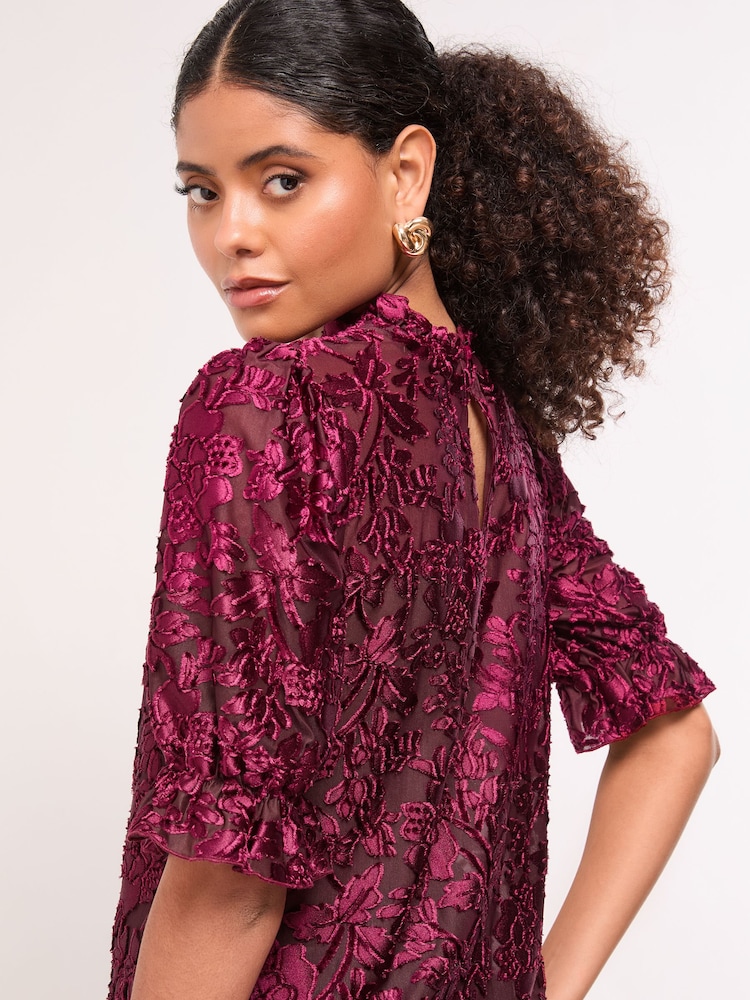 عنابي - Lipsy Burnout Keyhole Detail Puff Sleeve Top - صورة 4 من 4 عنابي - Lipsy Burnout Keyhole Detail Puff Sleeve Top - صورة 4 من 4