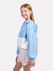 أزرق - سترة رياضية مبطنة مُزينة بقماش شبكي Wind Cheater من New Balance Kids - صورة 2 من 8