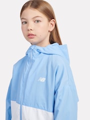 أزرق - سترة رياضية مبطنة مُزينة بقماش شبكي Wind Cheater من New Balance Kids - صورة 4 من 8