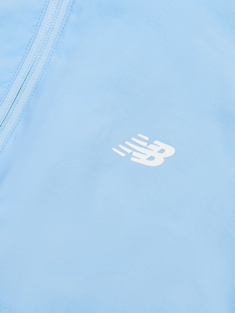 أزرق - سترة رياضية مبطنة مُزينة بقماش شبكي Wind Cheater من New Balance Kids - صورة 8 من 8