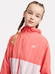 أحمر - سترة رياضية مبطنة مُزينة بقماش شبكي Wind Cheater من New Balance Kids - صورة 4 من 9