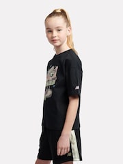 أسود - New Balance Kids Fitness Centre Illustrated Graphic 100% Cotton T-Shirt - صورة 2 من 7