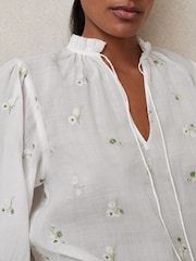 Reiss Maya Floral-Embroidered Tie-Neck Blouse Ramie-Lyocell - Bild 4 von 6
