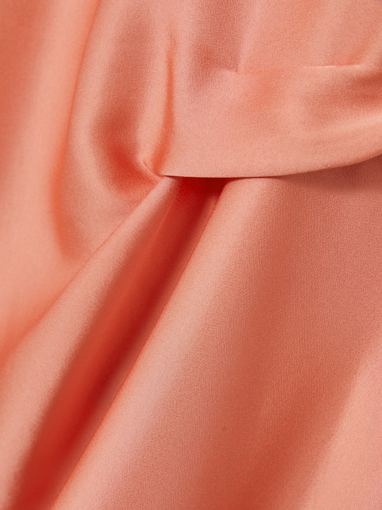 Coral - Vestido a media pierna drapeado de satén Micah de Reiss - Imagen 4 de 4