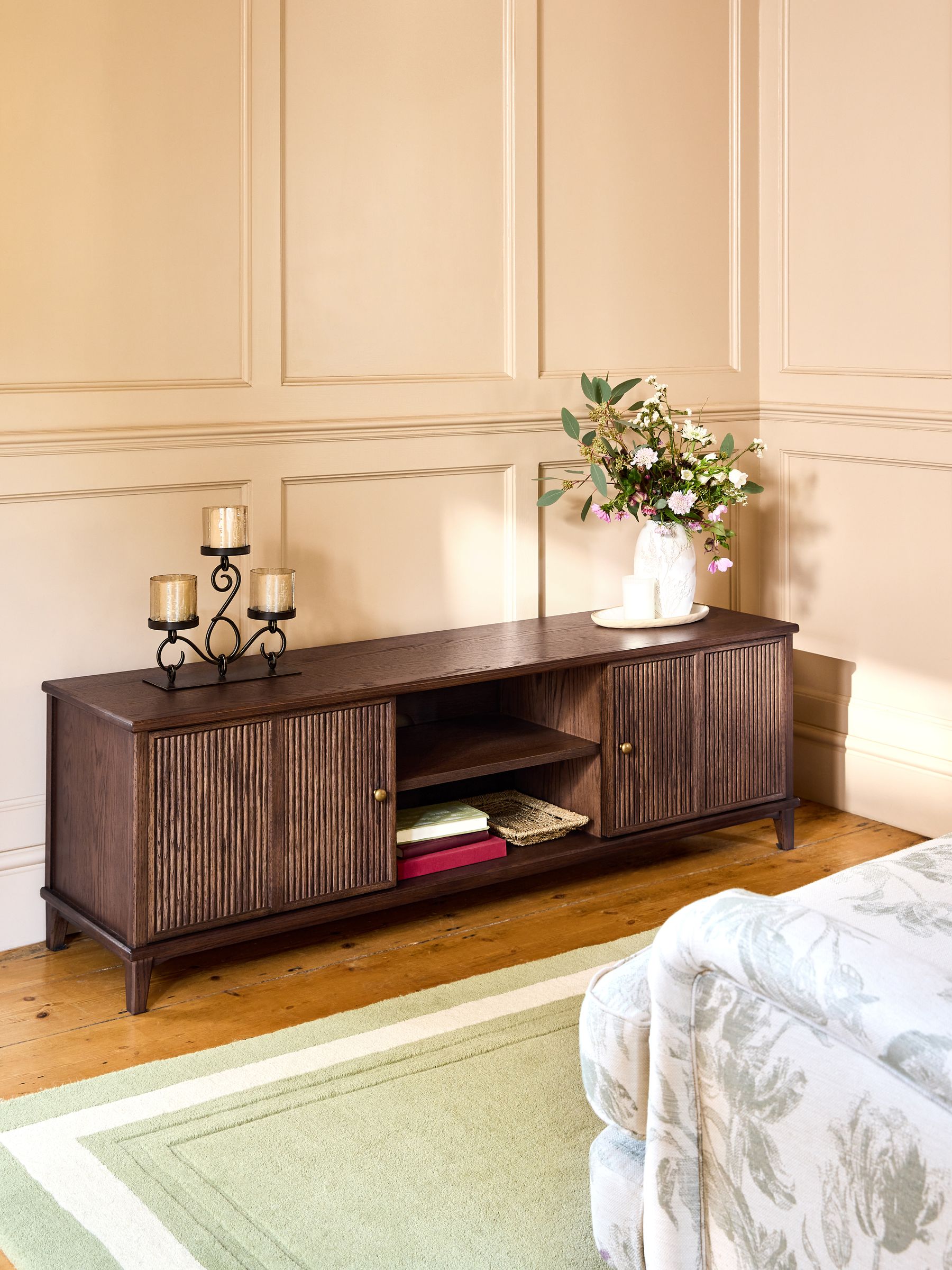 【人気】Laura Ashley テレビボード Buy Laura Ashley Dark Stain Oak Barcombe Up to 65 inch TV Unit