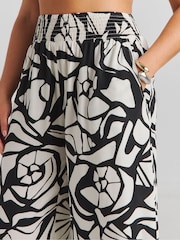 Simply Be White Beach To Beach Shell Print Wide Trousers - Image 4 of 4