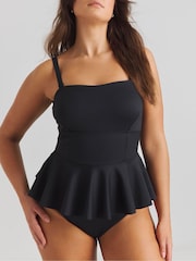 Traje de baño con sobrefalda y efecto moldeador en tejido scuba Magisculpt de Simply Be - Imagen 1 de 4