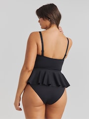 Traje de baño con sobrefalda y efecto moldeador en tejido scuba Magisculpt de Simply Be - Imagen 3 de 4
