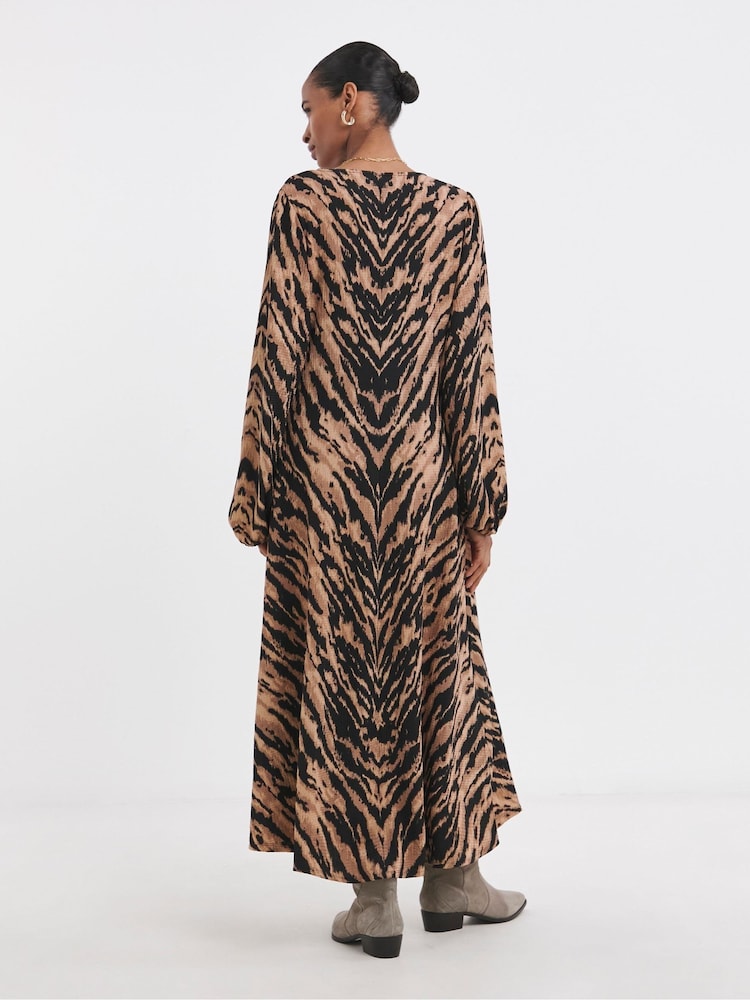 JD Williams Brown Textured Animal Print Jersey Seam Front Maxi Brown Dress - Image 2 of 4