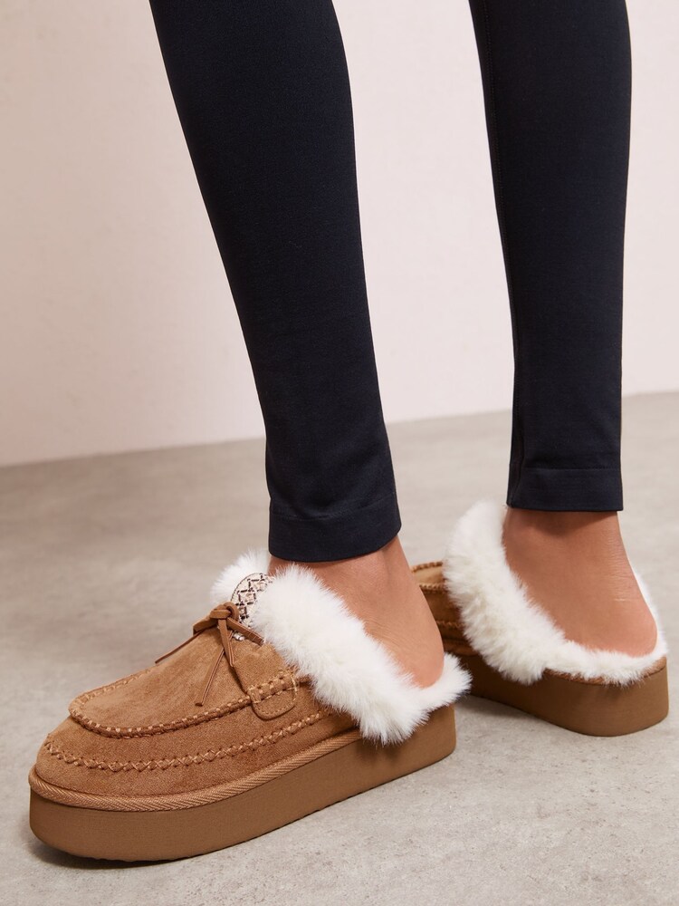 Hellbraun - Friends Like These Faux Fur Lined Whipstich Mule Slippers - Bild 4 von 4