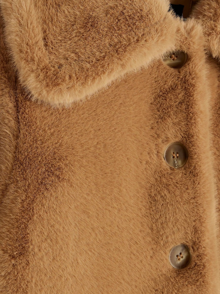 Chaqueta de piel sintética en beige con botones Petite de River Island - Imagen 6 de 6 Chaqueta de piel sintética en beige con botones Petite de River Island - Imagen 6 de 6