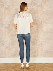 Yumi White Lace Panel Pleated Short Sleeve Top - Image 4 of 5