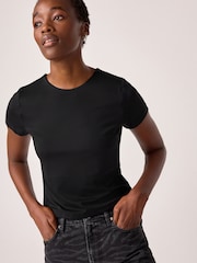 Noir - Coupe ajustée Manches courtes T-shirt en polyamide Soft Touch - Image 1 of 1