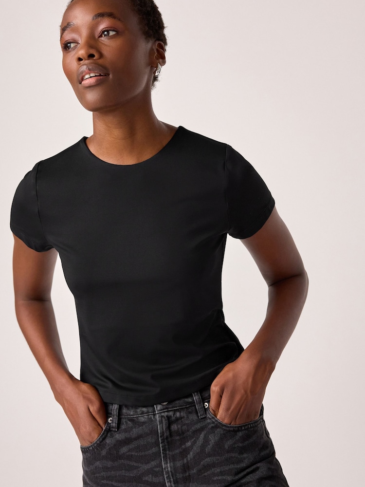 Noir - Coupe ajustée Manches courtes T-shirt en polyamide Soft Touch - Image 1 of 1