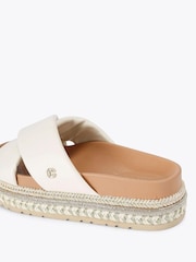 Cream - Carvela Fascino sandali z debelim ploskim podplatom - Slika 2 iz 4