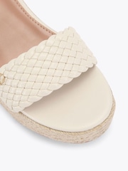 ครีม - รองเท้าแตะแบบแบน Carvela Treccia - รูปภาพ 5 จาก 5