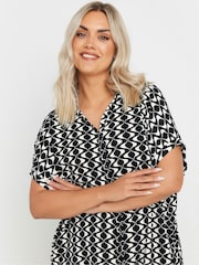 Yours Curve Abstract Crinkle Short Sleeve Shirt - Bild 1 von 5