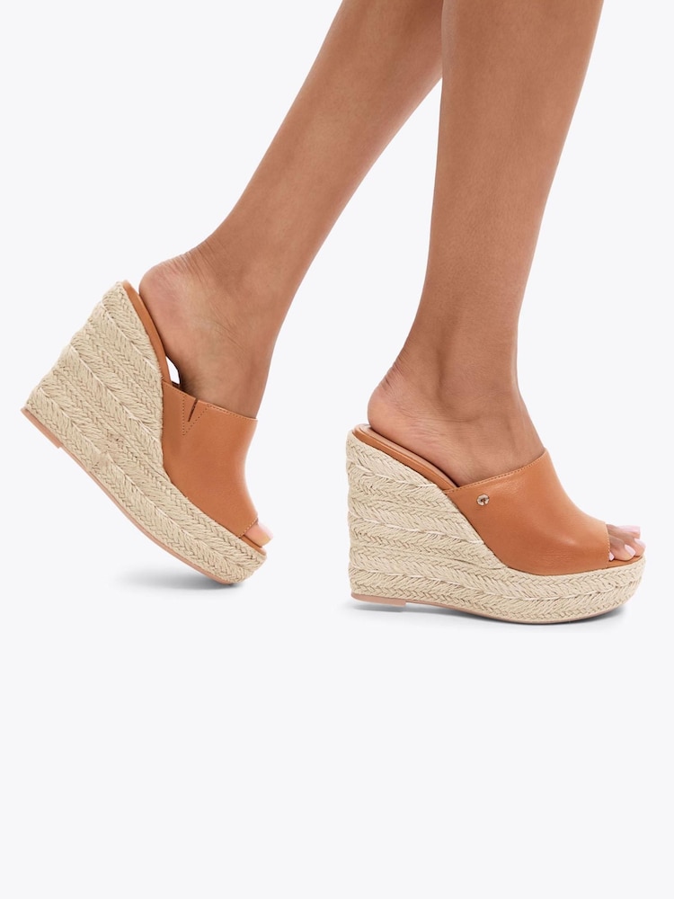 Светло-коричневый - Carvela Comfort Фиорелла танкетка черный сандалии - Image 1 of 6