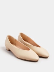 Creme - Long Tall Sally Low Block Almond Court Shoes - Imagem 2 de 5