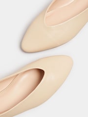 Creme - Long Tall Sally Low Block Almond Court Shoes - Imagem 5 de 5