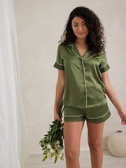 Verde - Pijama corto de satén con ribete de encaje de Chelsea Peers - Imagen 2 de 5