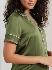 Verde - Pijama corto de satén con ribete de encaje de Chelsea Peers - Imagen 5 de 5