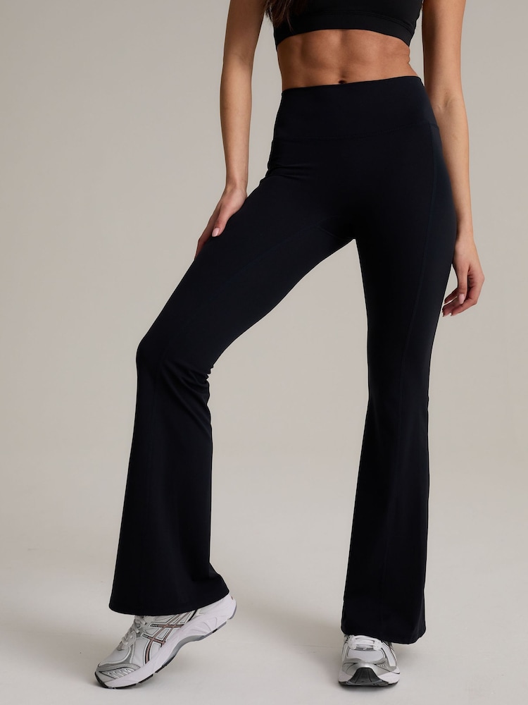 أسود - Chelsea Peers SoftSculpt Flared Leggings - صورة 2 من 5 أسود - Chelsea Peers SoftSculpt Flared Leggings - صورة 2 من 5