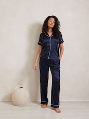 Azul - Pijama largo de manga corta de satén con ribete de encaje de Chelsea Peers - Imagen 1 de 5