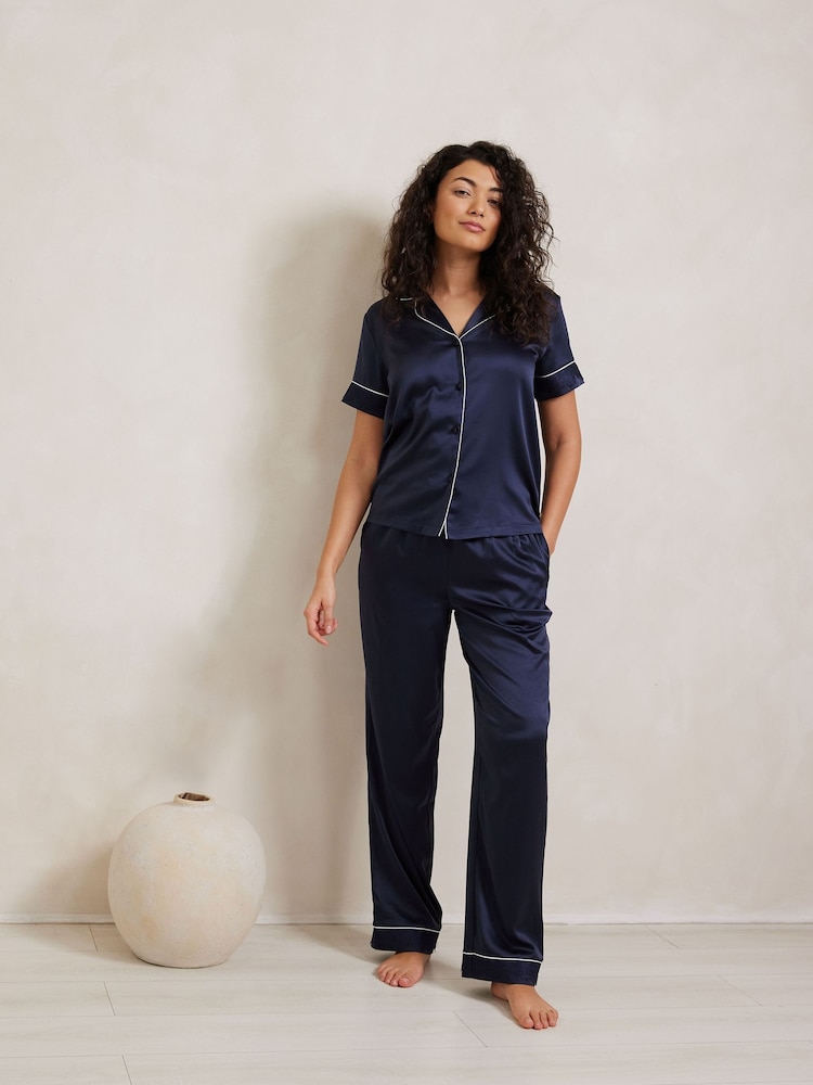 Azul - Pijama largo de manga corta de satén con ribete de encaje de Chelsea Peers - Imagen 1 de 5 Azul - Pijama largo de manga corta de satén con ribete de encaje de Chelsea Peers - Imagen 1 de 5