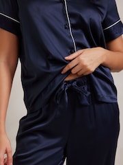 Azul - Pijama largo de manga corta de satén con ribete de encaje de Chelsea Peers - Imagen 2 de 5