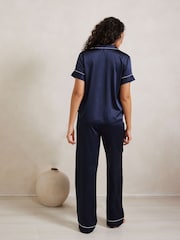 Azul - Pijama largo de manga corta de satén con ribete de encaje de Chelsea Peers - Imagen 3 de 5