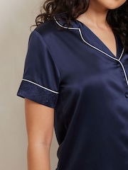 Azul - Pijama largo de manga corta de satén con ribete de encaje de Chelsea Peers - Imagen 4 de 5