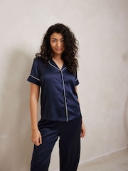 Azul - Pijama largo de manga corta de satén con ribete de encaje de Chelsea Peers - Imagen 5 de 5