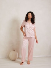 Rosa - Pijama largo de manga corta de satén con ribete de encaje de Chelsea Peers - Imagen 1 de 5
