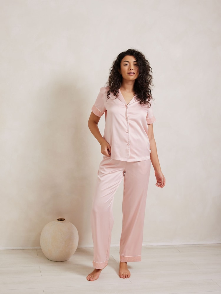 Rosa - Pijama largo de manga corta de satén con ribete de encaje de Chelsea Peers - Imagen 1 de 5