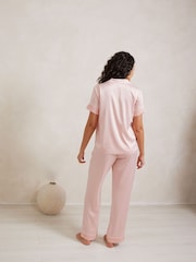 Rosa - Pijama largo de manga corta de satén con ribete de encaje de Chelsea Peers - Imagen 3 de 5