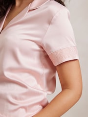 Rosa - Pijama largo de manga corta de satén con ribete de encaje de Chelsea Peers - Imagen 4 de 5