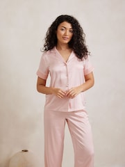 Rosa - Pijama largo de manga corta de satén con ribete de encaje de Chelsea Peers - Imagen 5 de 5