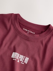 Texto Vermelho Borgonha - Ajuste descontraído - Camiseta de Natal - Imagem 3 de 4