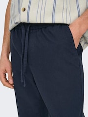 Azul - Calça de moletom com corte afunilado e comprimento até o tornozelo Only & Sons - Imagem 3 de 6