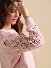 وردي - Brakeburn Broderie Crew Neck Sweatshirt - صورة 1 من 5